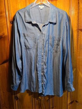 crown & ivy Light Blue Chambray Button-Up Top
